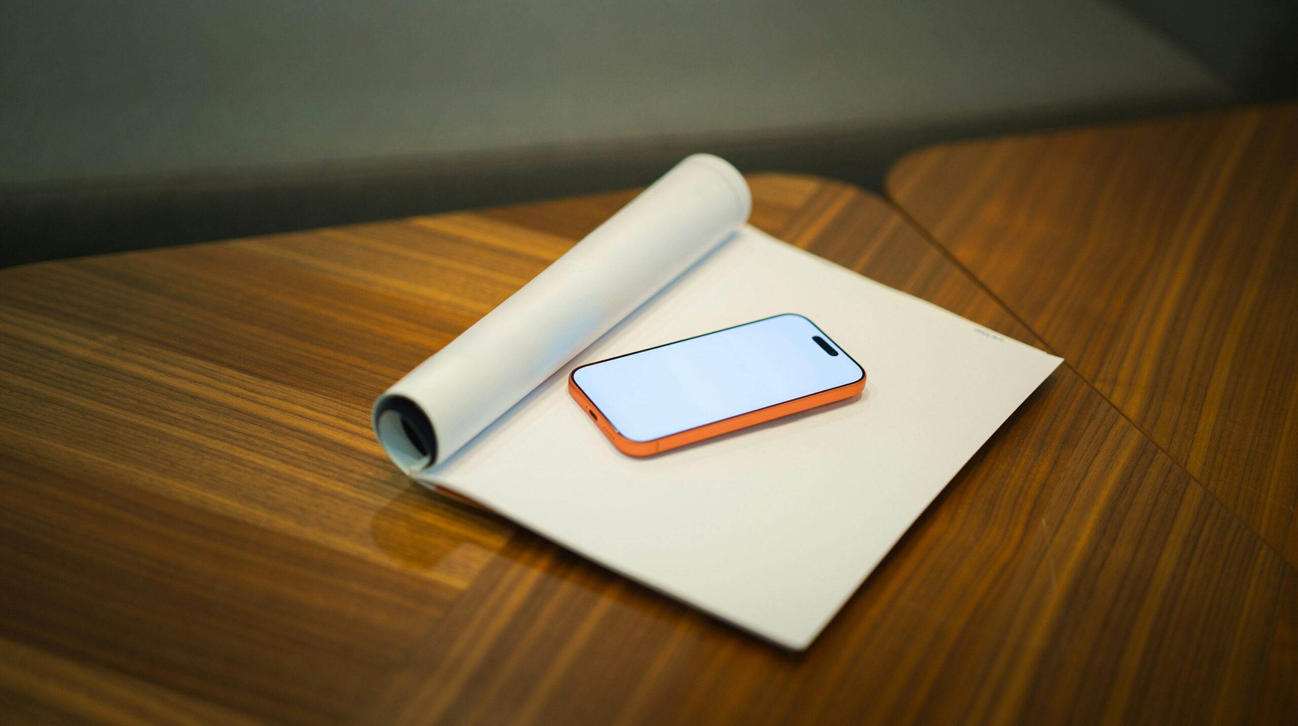 中古スマートフォンと書類のイメージ写真。iPhone売却時のデータ消去や査定確認の説明用